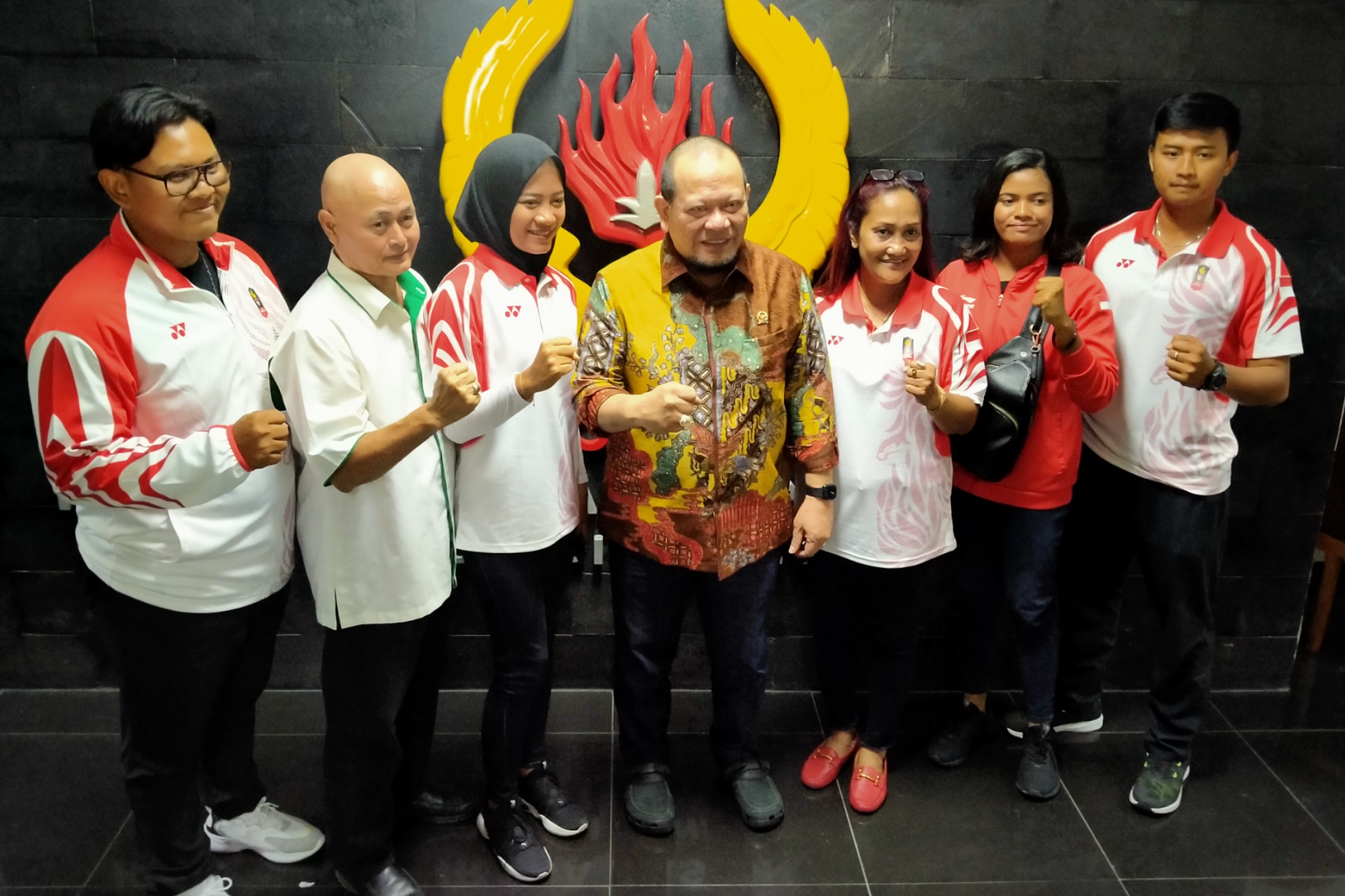 Atlet Pelatnas Panahan asal Jatim berfoto bersama dengan Ketua DPD RI, La Nyalla Mahmud Mattalitti di Gedung KONI Jatim, Surabaya, Selasa 17 Desember 2019. (Foto:Fariz/ngopibareng.id)