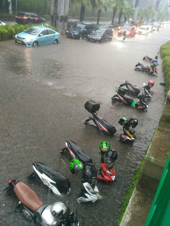 Air gendangan setinggi motor rata-rata terjadi di kawasan Jakarta, Selasa 17 Desember 2019. (Foto: Istimewa)