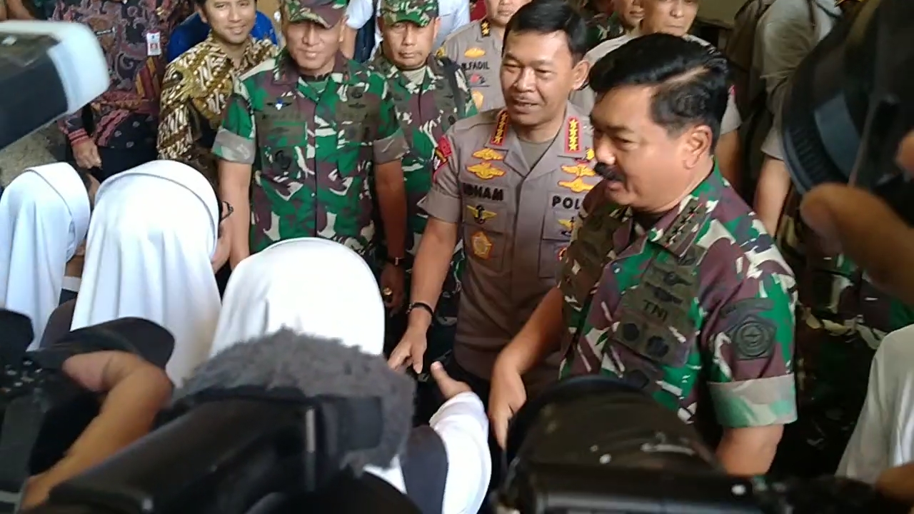 Panglima TNI Marsekal Hadi Tjahjanto dan Kapolri Jenderal Idham Aziz, saat berdiskusi dengan biarawati di Gereja Santa Maria Tak Bercela, Jalan Ngagel Jaya Utara, Surabaya, Rabu 18 Desember 2019. (Foto: Fariz/ngopibareng.id)