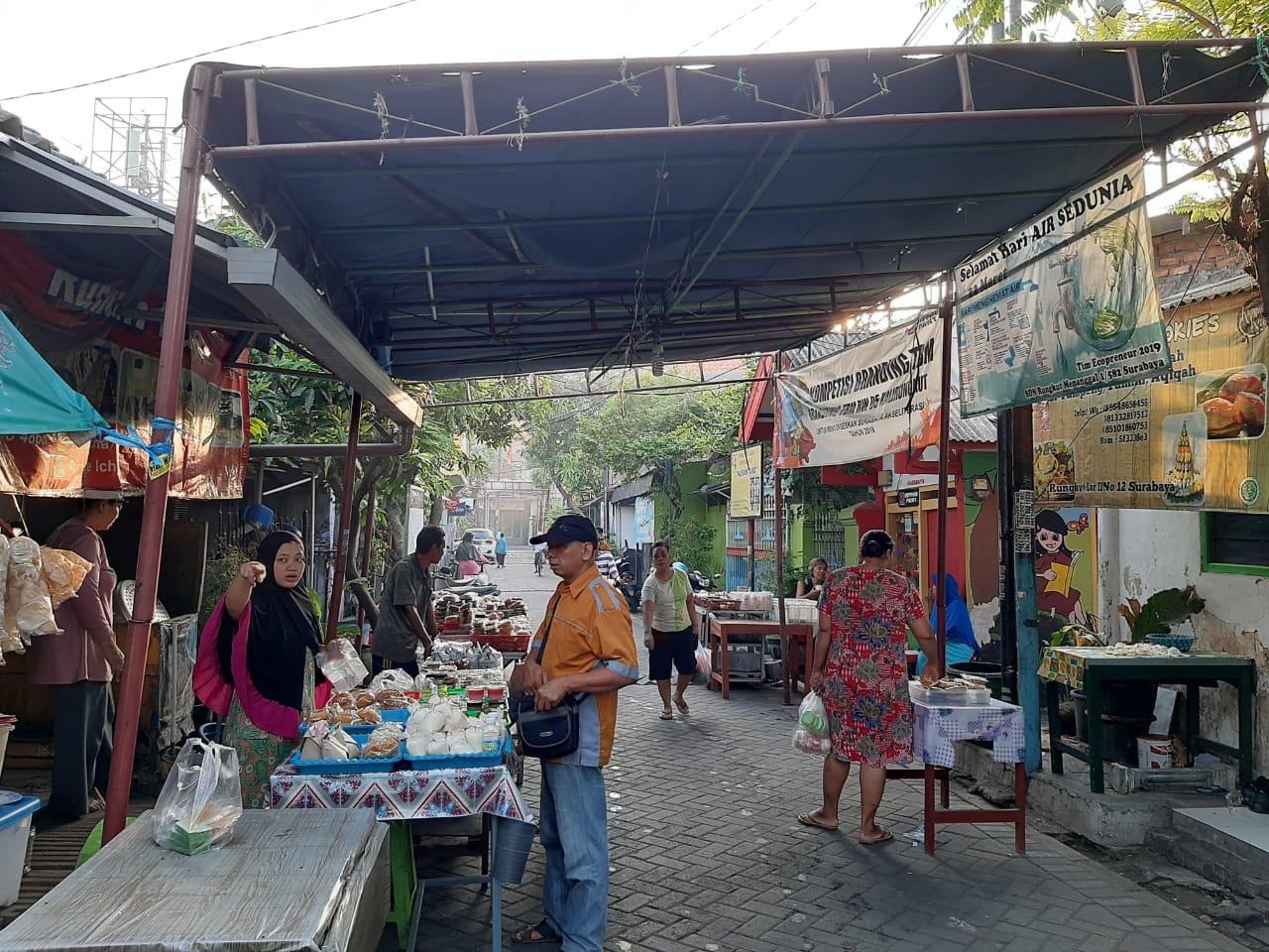 Suasana kampung kue di daerah Rungkut Lor II, pada pagi hari. (Foto: Pita/ngopibareng.id)