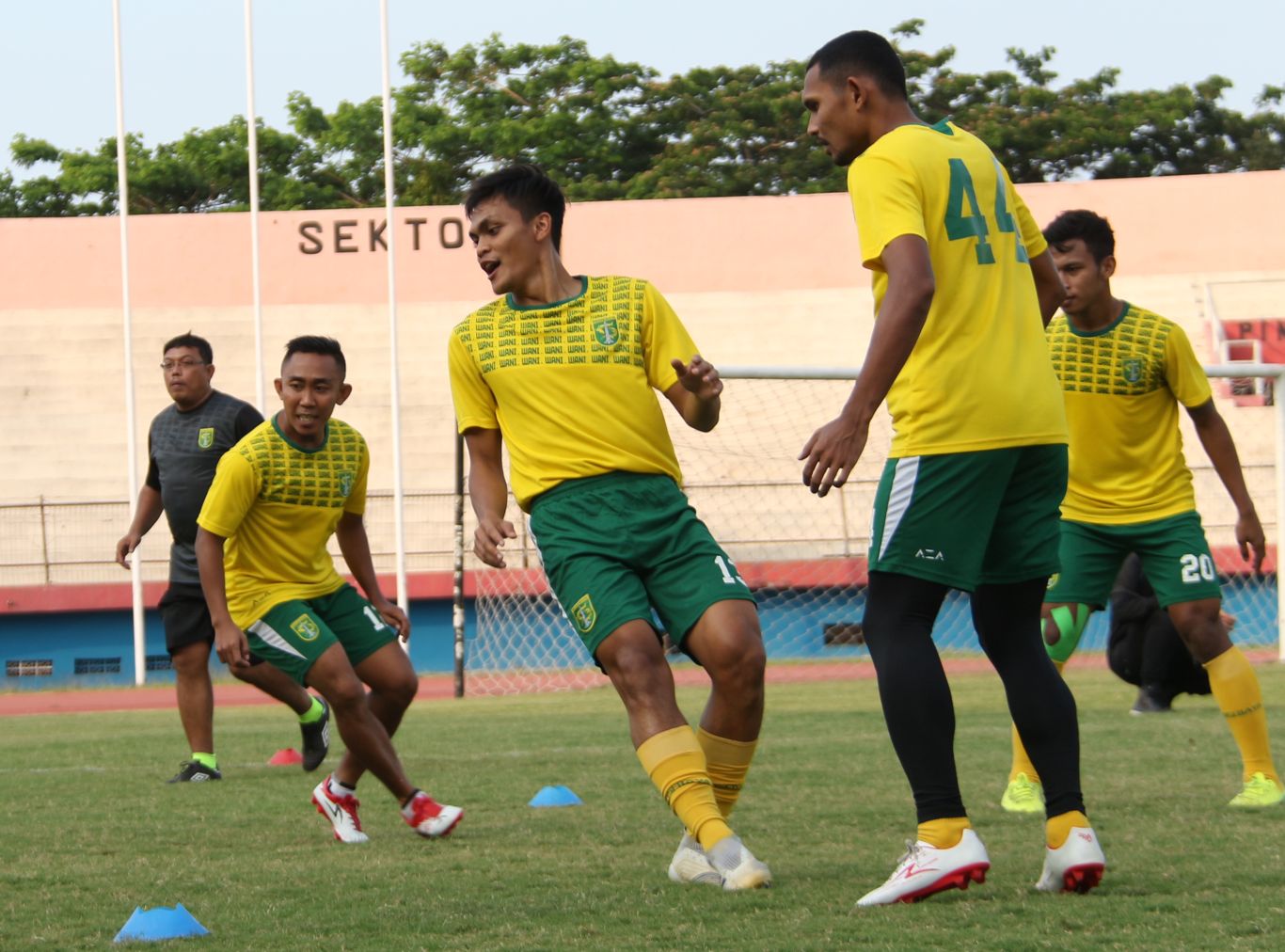 Bek Persebaya, Rahmat Irianto (tengah). (Foto: Haris/ngopibareng.id)