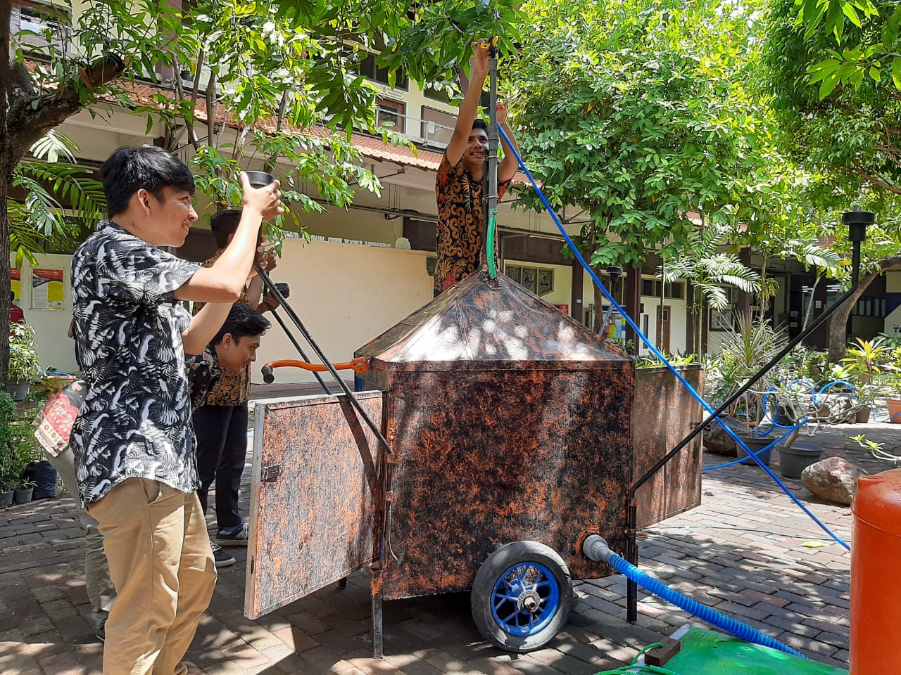 Bilal dan anggota timnya saat menunjukan kinerja alat sprinkle otomatis. (Foto: Pita/Ngopibareng)