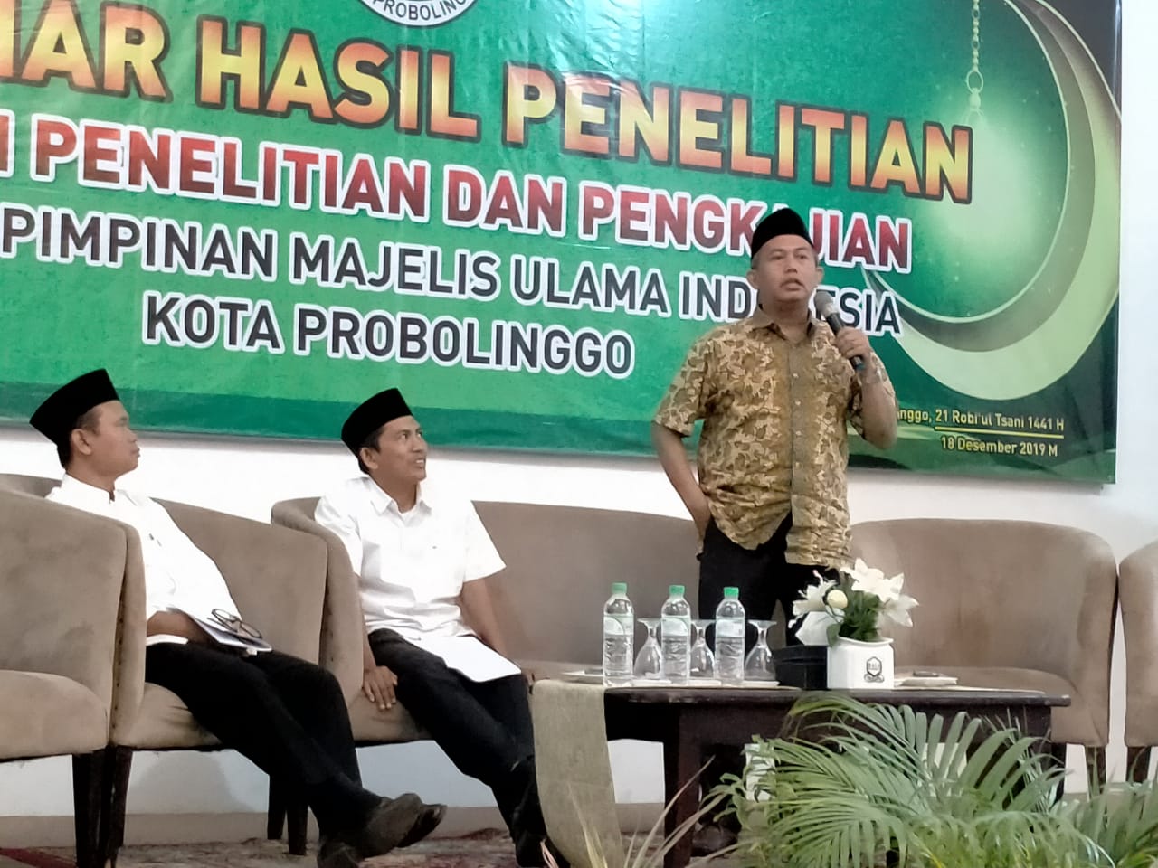 DUA narasumber seminar hasil penelitian MUI Kota Probolinggo dari kanan, KH Dr Achmad Murtafi Haris dan Ilyas Rolis. (Foto: Ikhsan/ngopibareng.id)