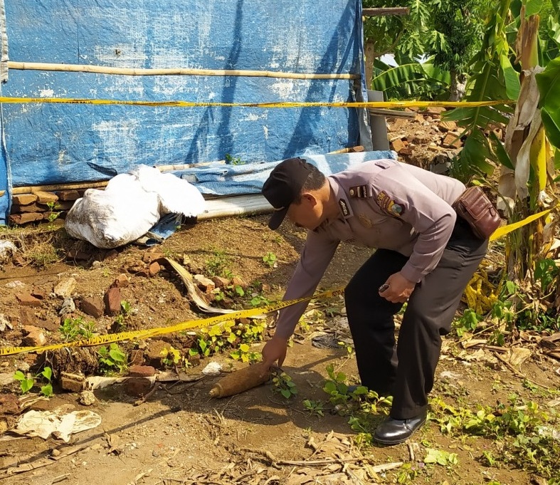 Petugas Polsek Semen Kediri mengamankan area lokasi penemuan benda mirip roket, 18 Desember 2019. (Foto: istimewa) 