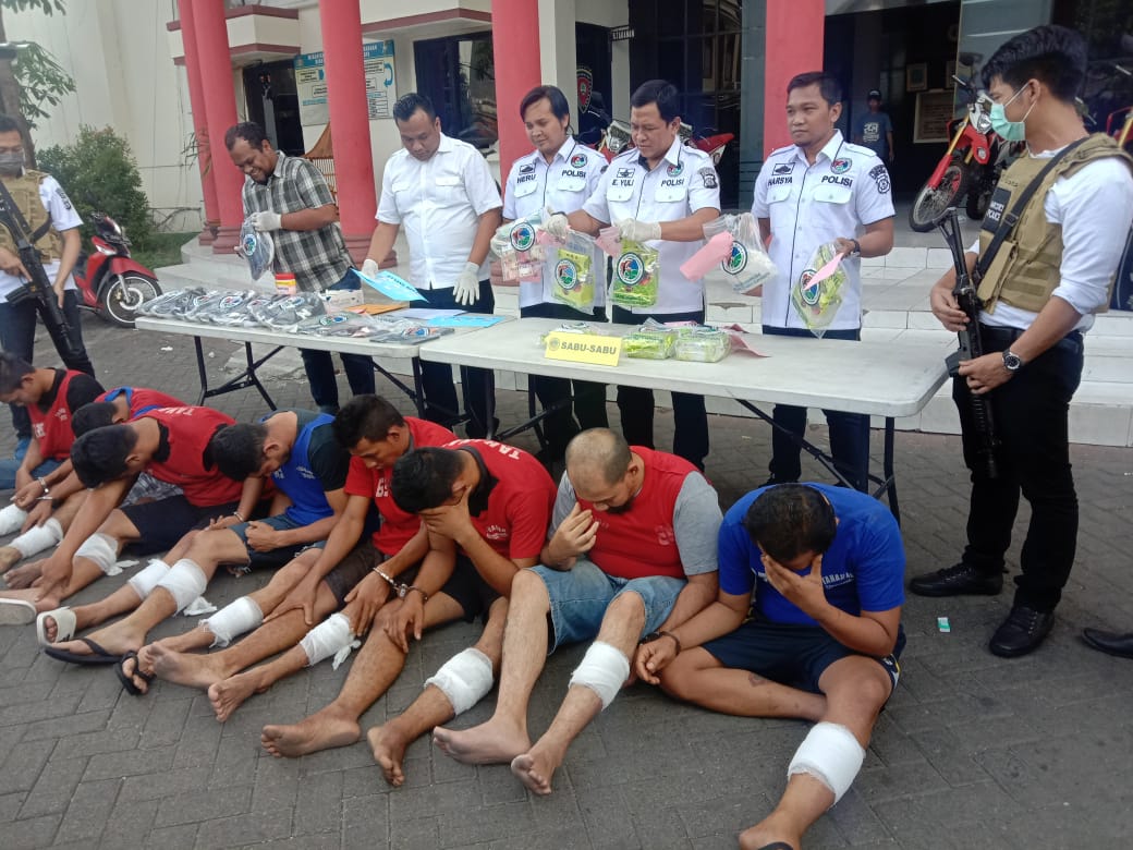 Delapan kurir sabu-sabu yang berhasil ditangkap oleh Polrestabes Surabaya. Mereka bagian dari jaringan Aceh dan Lapas Madiun Jawa Timur. (Foto: Faiq/ngopibareng.id)