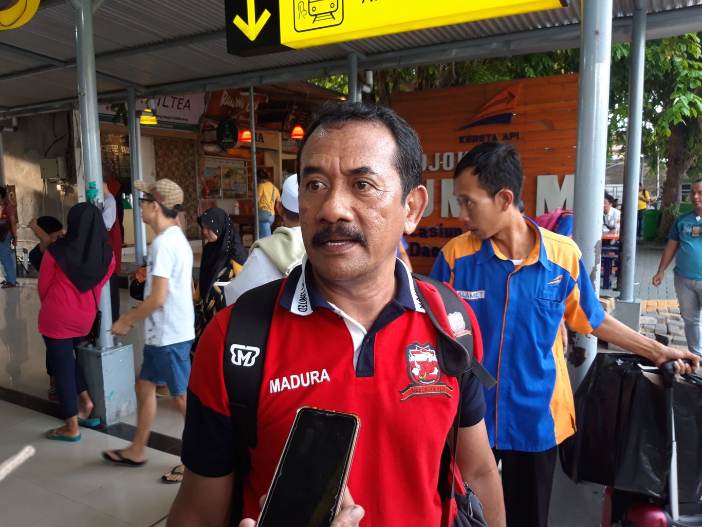 Staf Madura United, Hadi, keluhkan AC kereta Eksekutif yang mereka tumpangi mati. (Foto: Haris/ngopibareng.id)