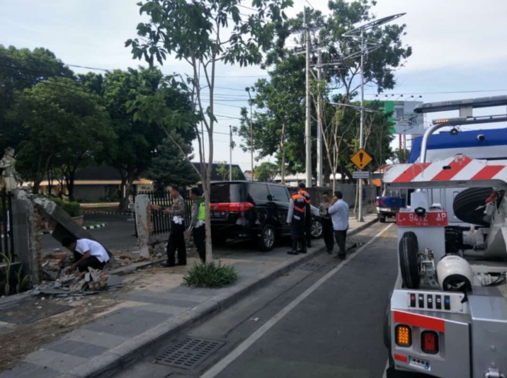 Pagar Kantor Bulog Dvire Jatim yang ambrol akibat ditabrak mobil Honda MPV warna Hitam. (Foto: Istimewa)