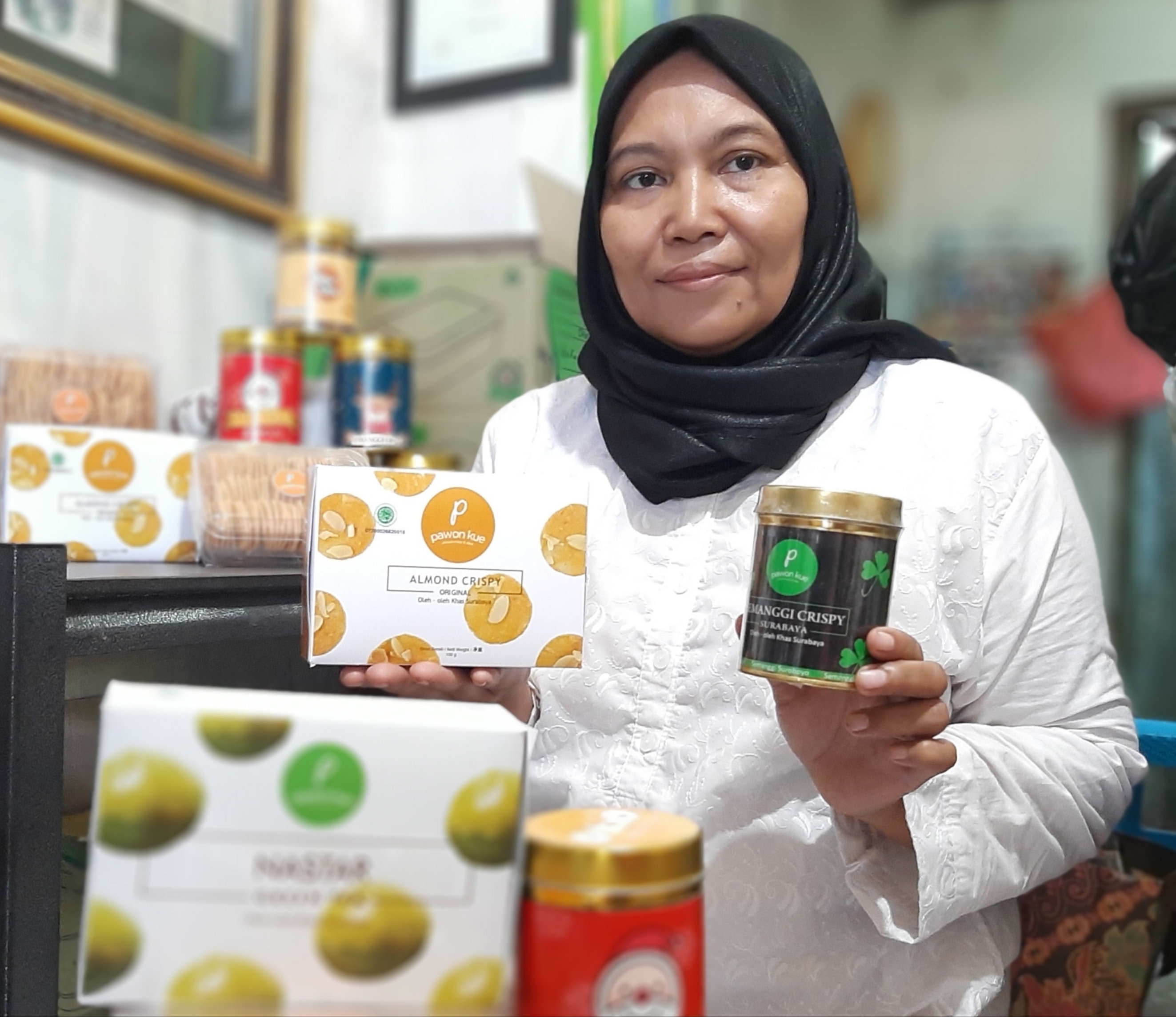 Choirul Mahpuduah sosok di balik Kampung Kue Rungkut Lor II Surabaya. (Foto: Pita/ngopibareng.id)