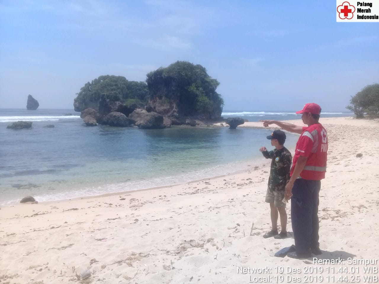 Petugas gabungan saat sedang melakukan pencarian terhadap korban yang terseret ombak. (Foto: Dok. Istimewa)