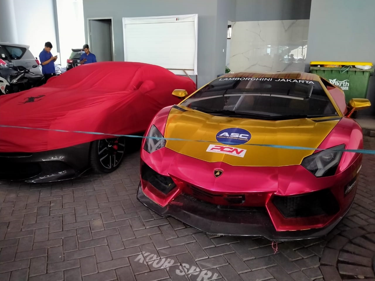 Supercar Lamborghini yang diduga bodong karena tak ada surat-surat legalitasnya. (Foto: Fariz/ngopibareng.id) 