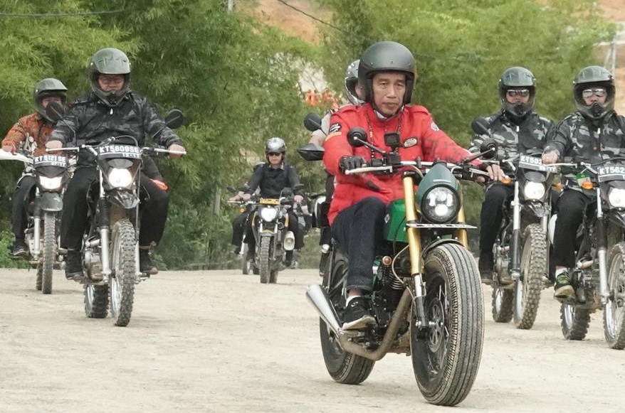 Presiden Jokowi saat menyusuri pedalaman Kalimantan dengan W175 custom. (Foto: Istimewa)