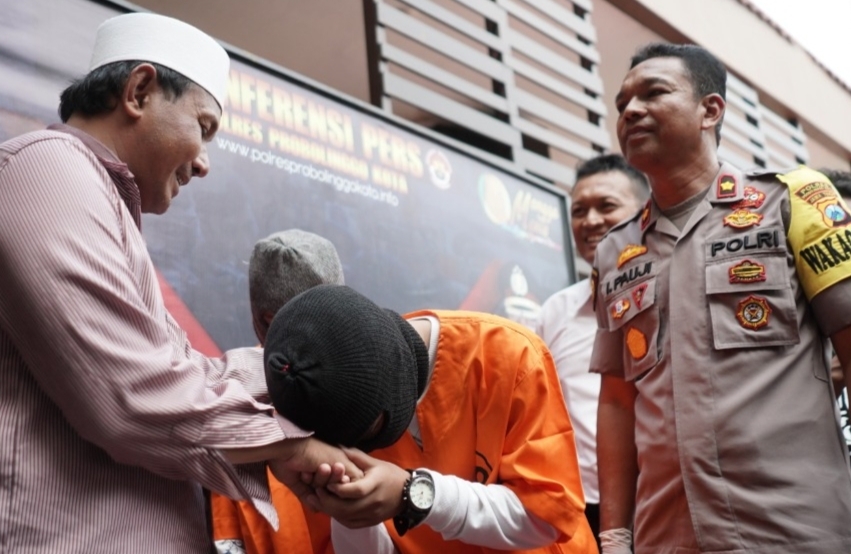 Di hadapan takmir masjid dan polisi, kedua pasangan mesum di masjid Lumajang mengaku menyesal. Takmir masjid pun memaafkan keduanya dengan catatan tidak mengulangi perbuatannya. (Foto: Ikhsan/Ngopibareng.id)