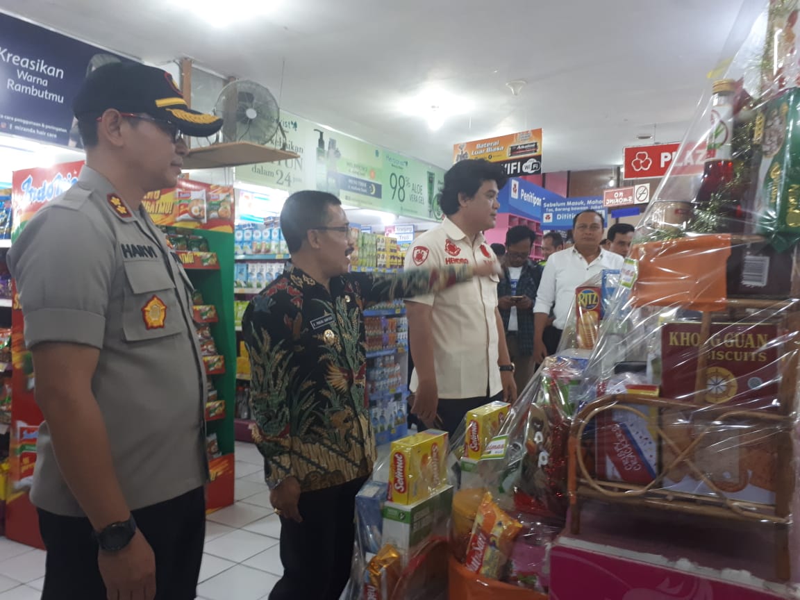 Kapolresta Batu (ujung kiri) bersama dengan Wakil Wali Kota Batu (tengah) saat sidak makanan di sejumlah toko di Kota Batu (Theo/ngopibareng.id)