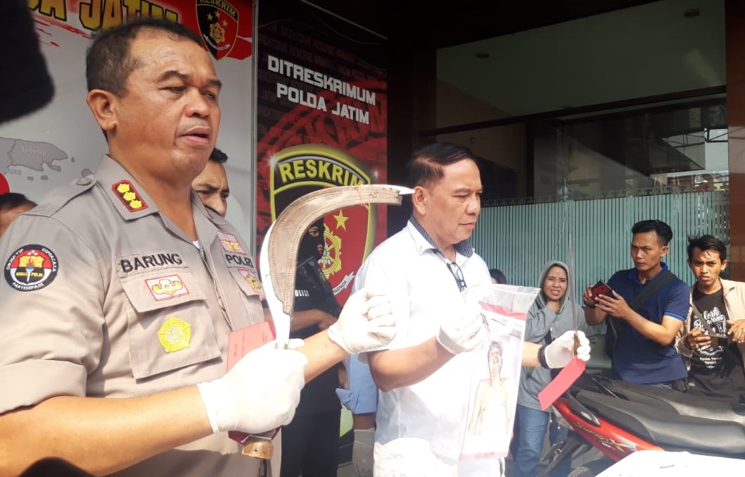 Direktur Ditreskrimum Polda Jatim, Kombes Pol R Pitra Andrias Ratulangie (kanan) bersama Kabid Humas Polda Jatim, Kombes Pol Frans Barung Mangera menunjukkan barang bukti yang digunakan pelaku begal. (Foto: Istimewa)