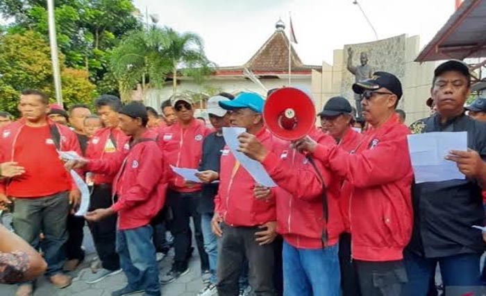 Ralawan banteng Solo membacakan pernyataan mendukung balon wali kota Achmad Purnomo dan Teguh Prakosa , kemarin di Solo. (Foto:Antara)