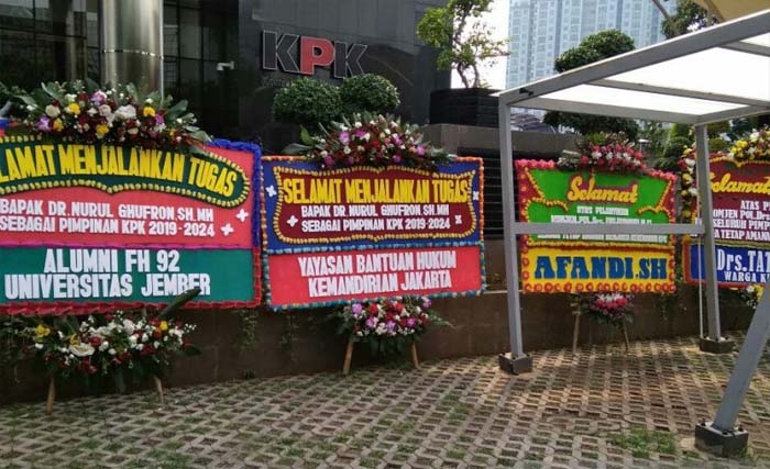 Sedikit diantara karangan bunga yang memenuhi gedung KPK dan sekitarnya, Jumat 20 Desember. (Foto:Antara)