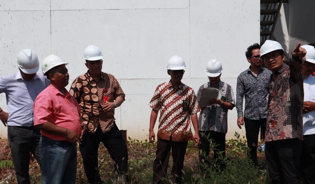 Sidang kasus amblesnya Jalan Gubeng, Surabaya dilakukan di tempat kejadian perkara. (Foto: Haris/ngopibareng.id)