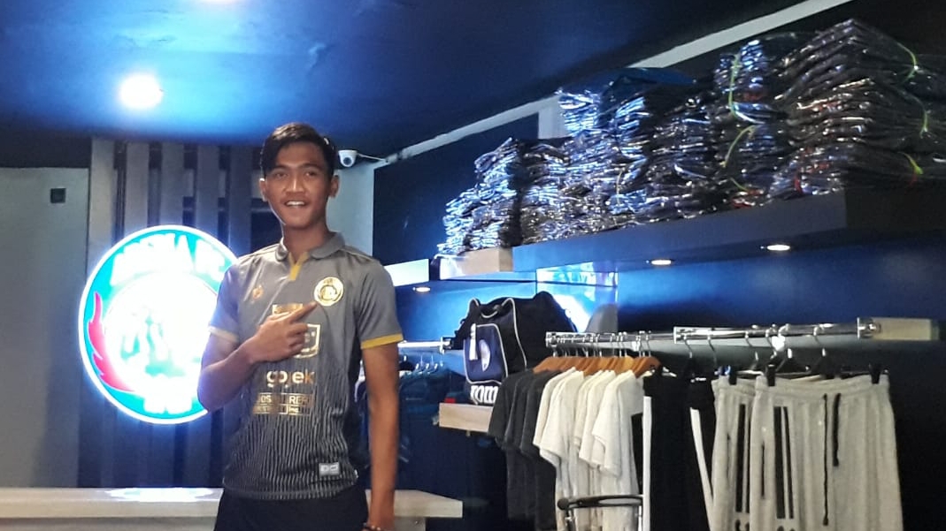 Pemain Arema FC, Jayus Hariono saat mengenakan jersey baru Arema FC (Foto: Theo/ngopibareng.id)