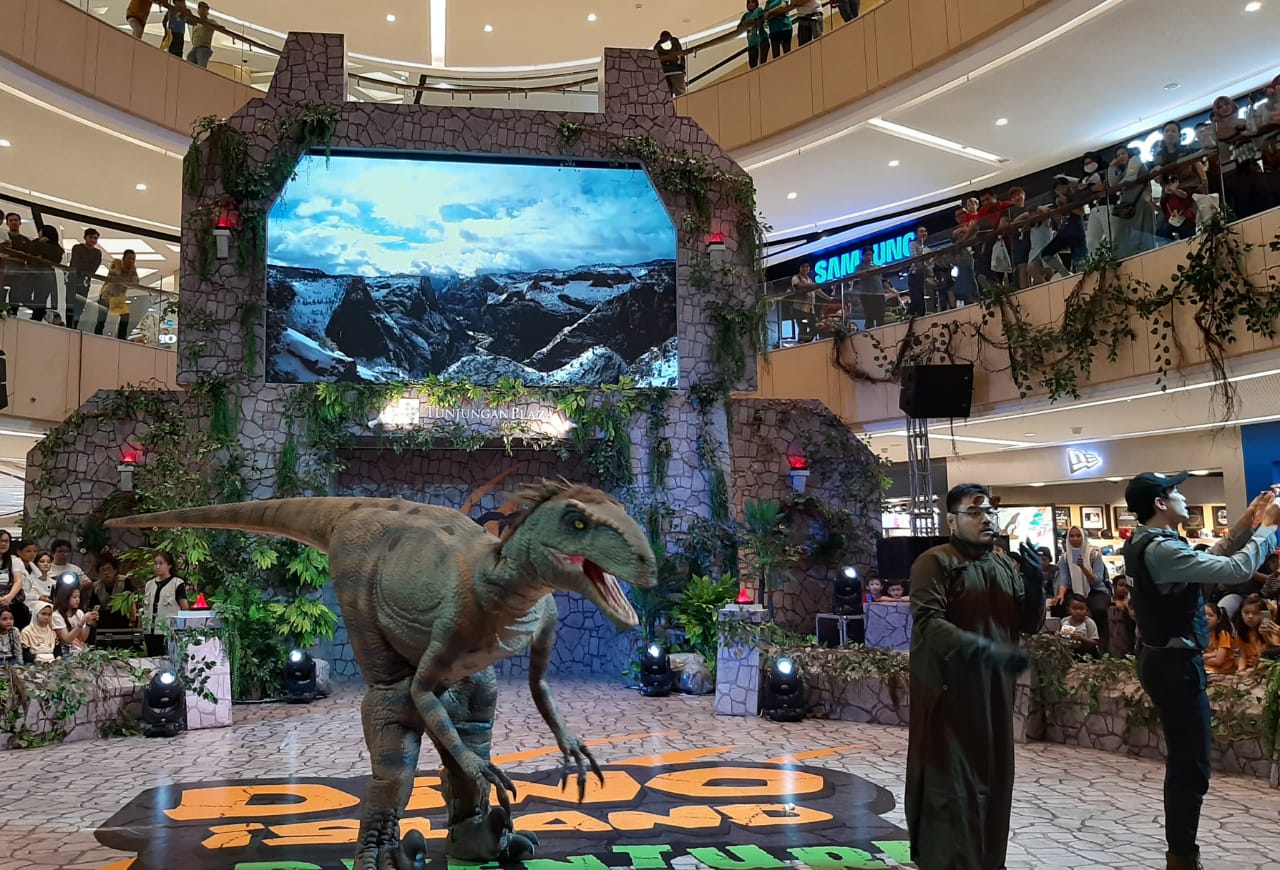 Suasana pertunjukan  Dino Island Adventure. (FOTO: Pita/Ngopibareng.id)