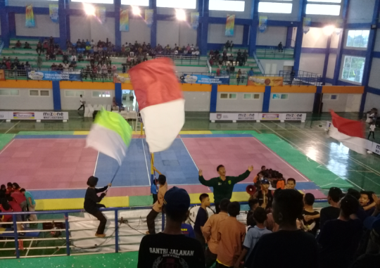 Para suporter saat mendukung timnya bertanding. (Foto: Nasih/ngopibareng.id)