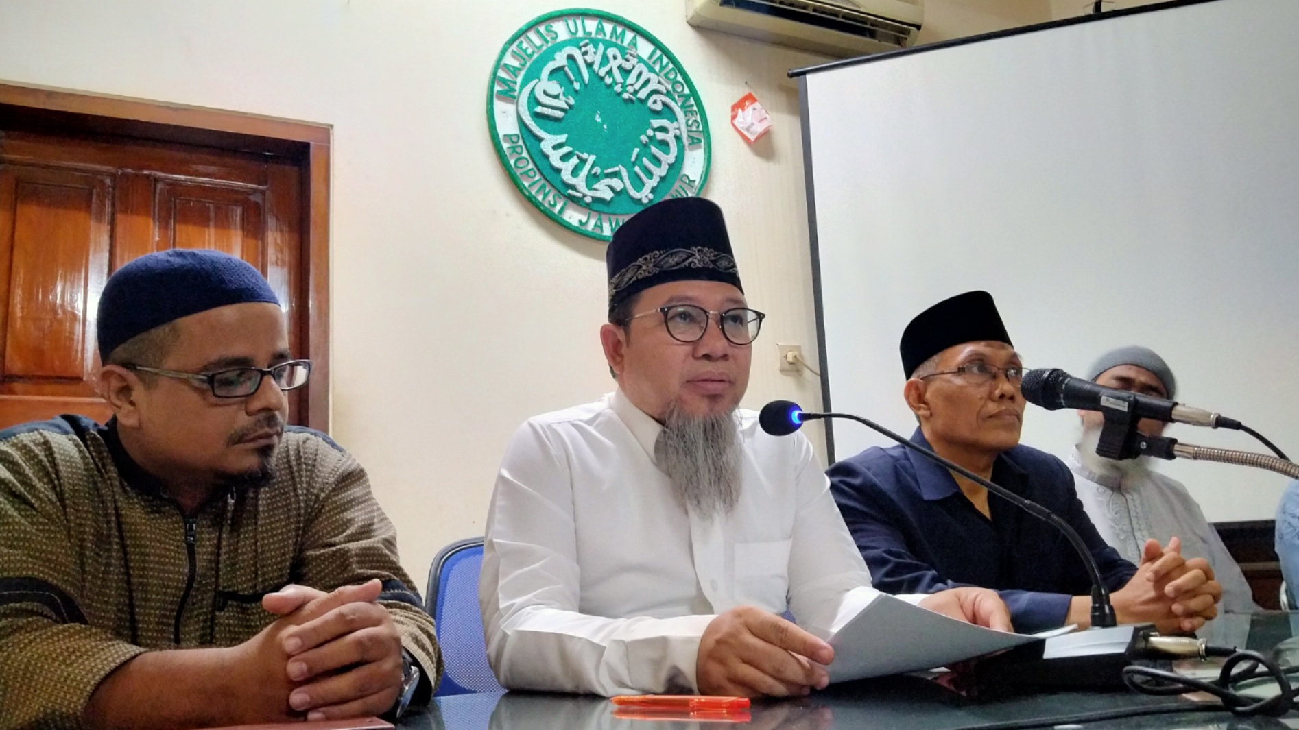 Sekretaris MUI Jatim, Mochammad Yunus (tengah). (Foto: Fariz/ngopibareng.id)