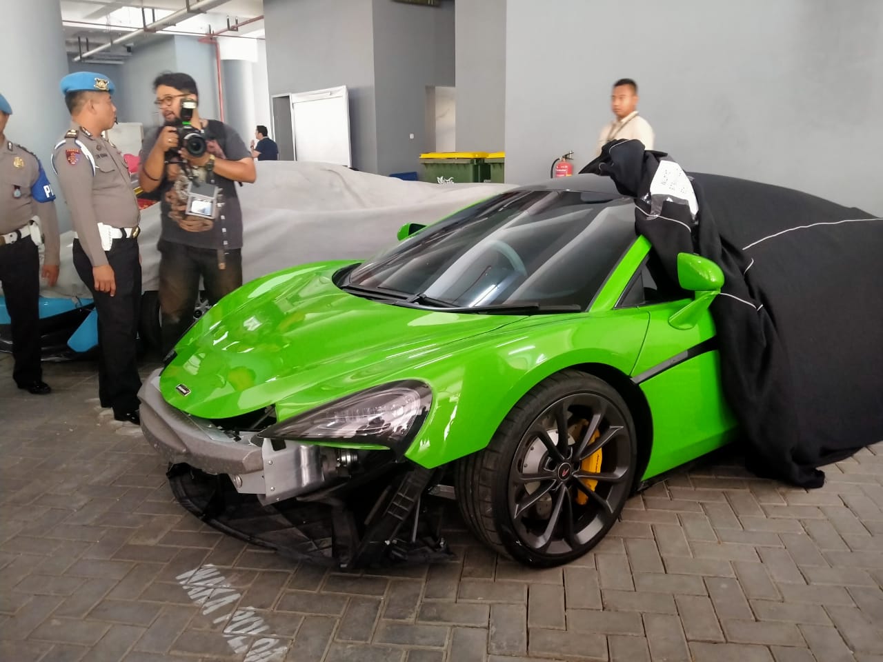 Mobil berjenis McLaren dalam pengamanan Polda Jatim. (Foto: Fariz/ngopibareng,id)