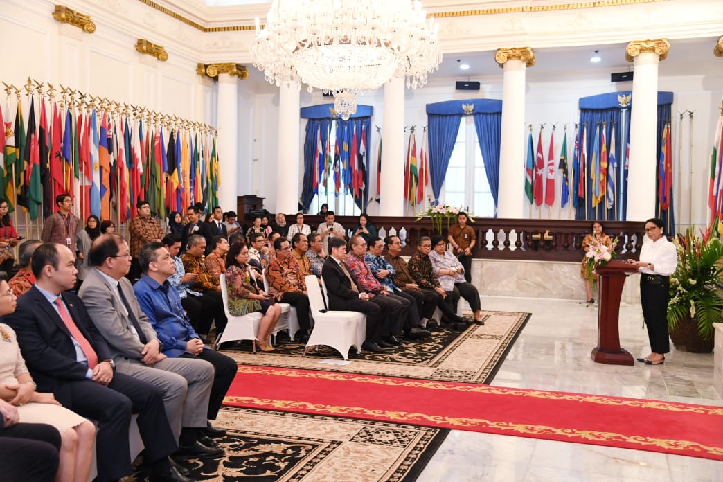 Menlu Retno Marsudi saat sambutan dalam Perjanjian Pemberian Bantuan Hibah kepada Myanmar yang disalurkan melalui Sekretariat ASEAN di Jakarta. (Foto: kemlu)