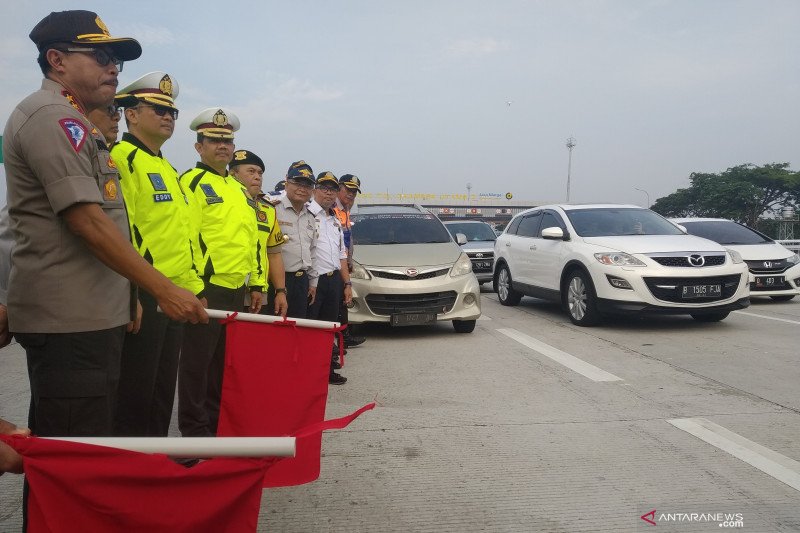 Kepala Korps Lalu Lintas Polri Irjen Pol Istiono (kiri) memberikan aba-aba untuk memulai sistem one way di kilometer 70 Cikampek Utama hingga kilometer 414 Kalikangkung, Sabtu 21 Desember 2019. (Foto: Antara)