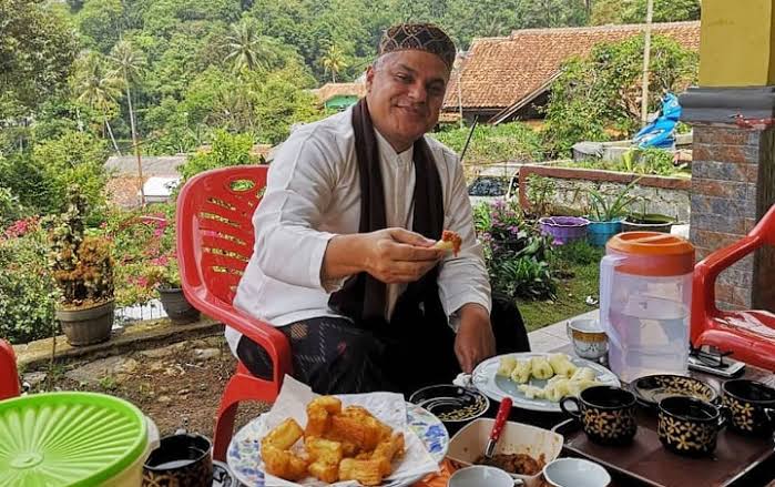 Pelantun Shalawat Nabi, Haddad Alwi, sedang menikmati makanan. (Foto: Istimewa)