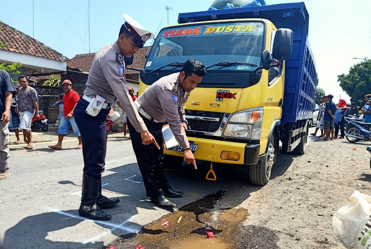 Petugas Kepolisian melakukan olah TKP kecelakaan maut. (Foto: istimewa)