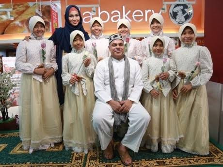 Haddad Alwi di antara anggota grupnya. (Foto: Istimewa)