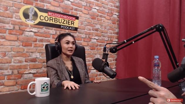 Yuni Shara blak-blakan ngomong soal kebutuhan seksnya di kanal YouTube milik Deddy Corbuzier. (Foto: YouTube)