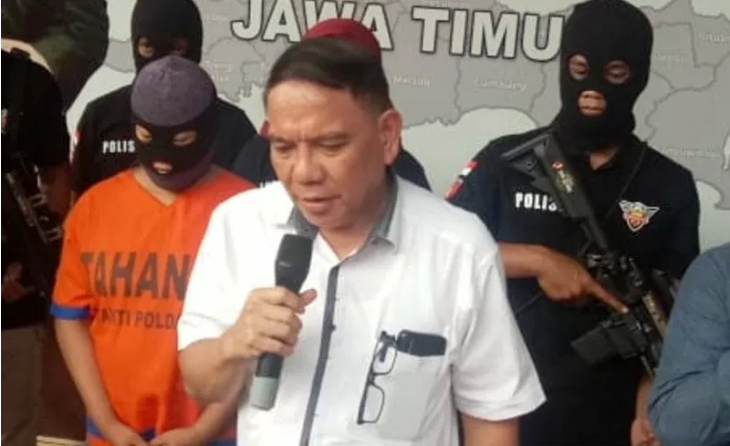 Kepala Satgas Antimafia Bola Wilayah Jawa Timur yang juga Dirreskrimum Polda Jatim, Kombes Pol Pitra Ratulangi (tengah), saat rilis hasil ungkap di Mapolda setempat di Surabaya beberapa waktu lalu. (Foto: Antara/Willy Irawan)