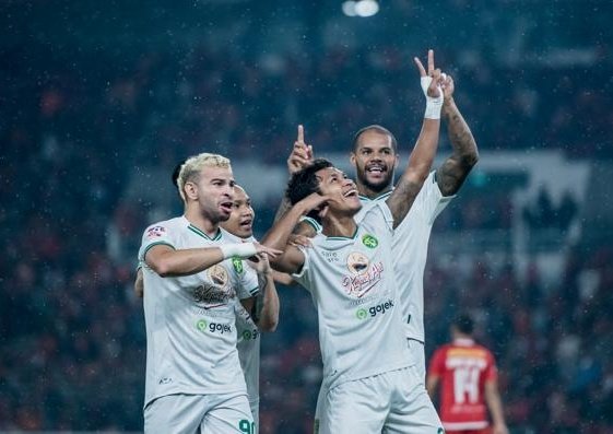 Osvaldo Hay, Diogo Campos, dan David da Silva melakukan selebrasi usai mencetak gol. (Foto: Official Persebaya)