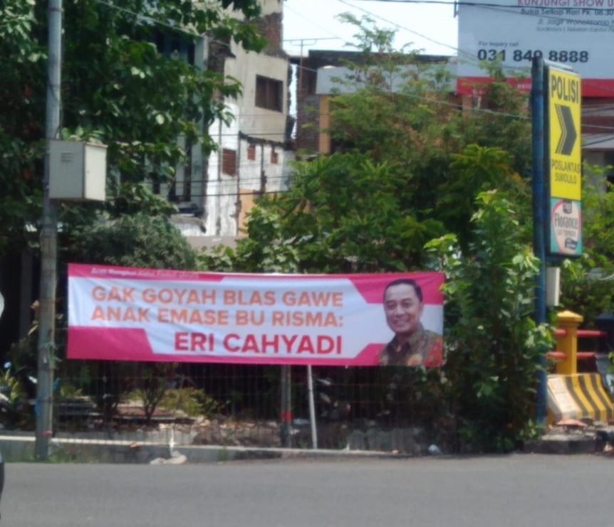 Spanduk Eri CahyadiAanak Emas Risma yang terpampang di Kawasan Sukolilo, Surabaya. (Foto: Istimewa)