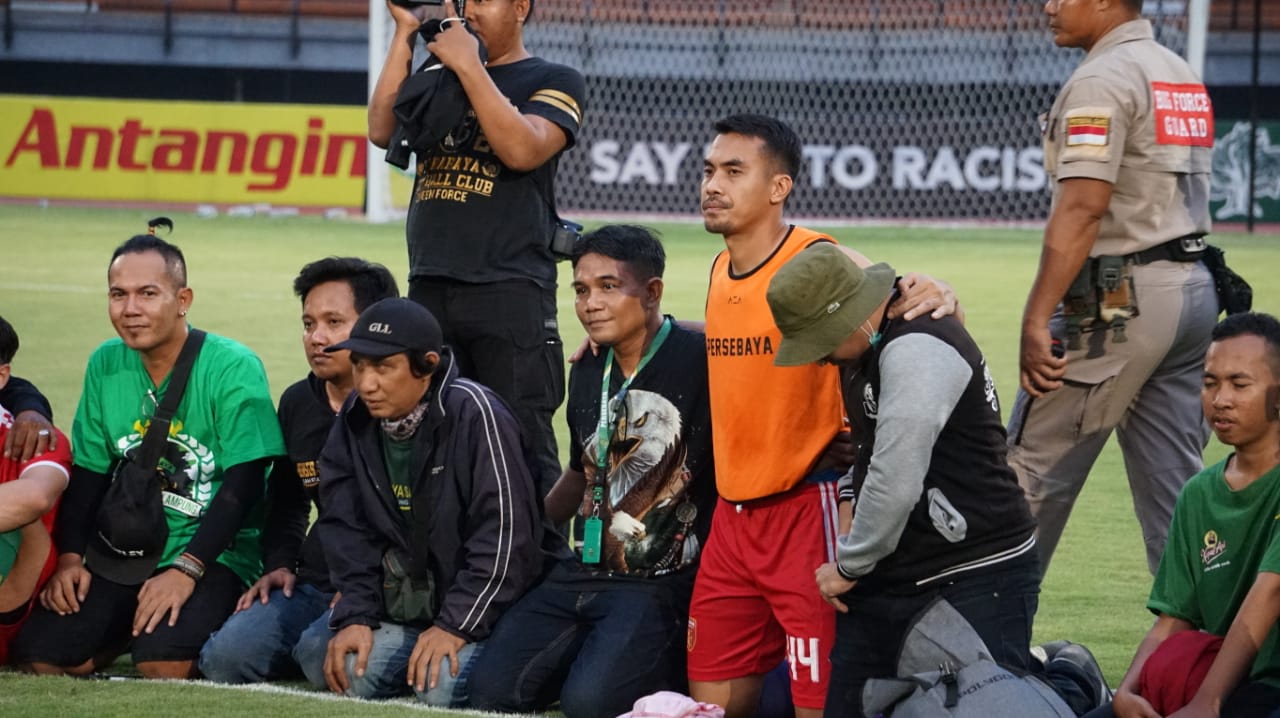 Kiper Persebaya, Imam Arif saat bersama Bonek Mania. (foto: Haris/ngopibareng.id)