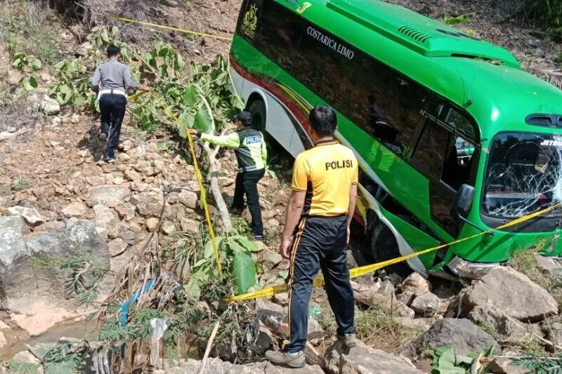 Polisi tengah melakukan evakuasi terhadap minibus. (Foto: Ant)