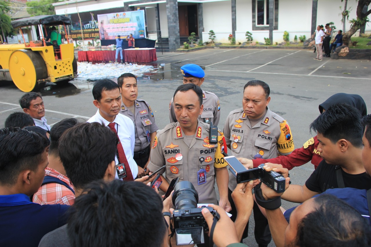 Kapolrestabes Surabaya Kombes Sandi Nugroho saat konferensi pers pengamanan Nataru di Surabaya. (Foto: Faiq/ngopibareng.id)