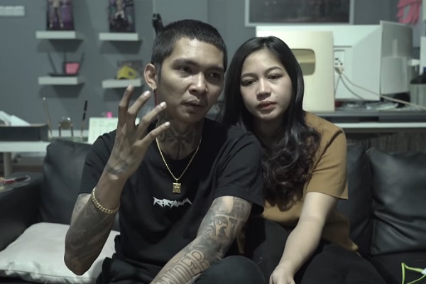 Rapper sekaligus YouTuber Young Lex bersama istrinya, Eriska Nakesya. (Foto: YouTube Young Lex)