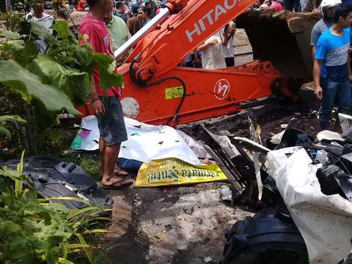 Korban meninggal sebanyak 5 orang dari mobil Daihatsu Ayla warna putih nopol N 17012 WY. (Foto: Istimewa)