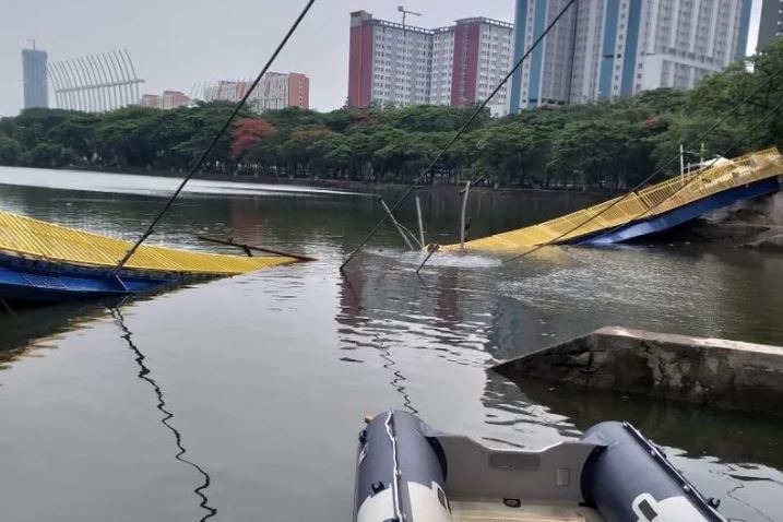 Kondisi jembatan yang ambruk di Utan Kemayoran, Jakarta Pusat, Minggu 22 Desember 2019. (Foto: Istimewa)