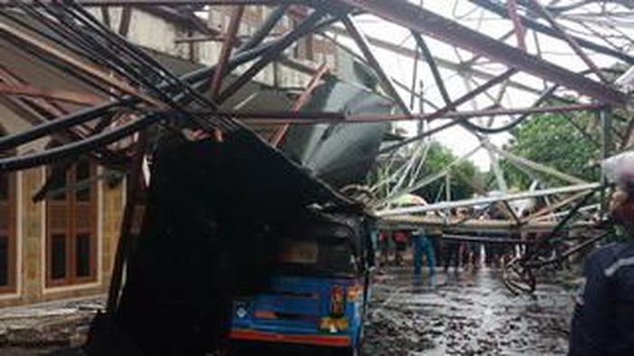 Menara roboh di Radio Dalam Jakarta Selatan, Minggu 22 Desember 2019. (Foto: Dok. BPBD DKI)