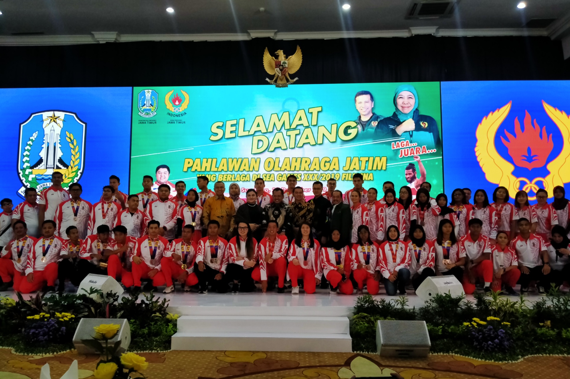 Para atlet berfoto bersama dengan jajaran Pemprov Jatim dan KONI Jatim di Gedung Negara Grahadi, Surabaya, Minggu 22 Desember 2019 malam. (Foto: Fariz/ngopibareng.id)