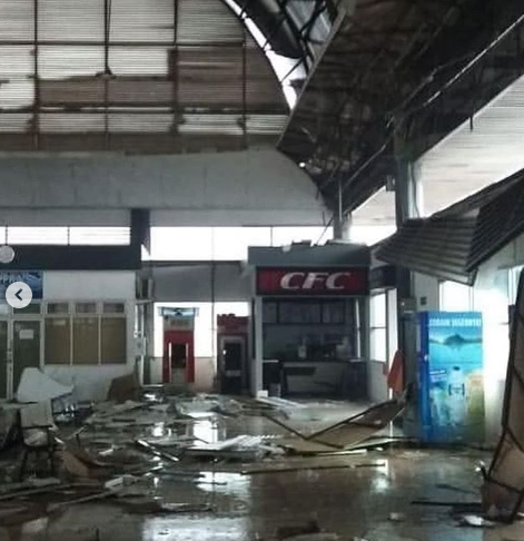 Kondisi Stasiun Serpong, Tangerang, yang porak-poranda akibat terjangan angin kencang dan hujan deras, Minggu 22 Desember 2019. (Foto: Instagram @infojkt)