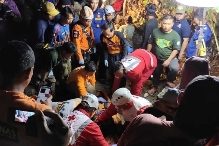 Proses evakuasi mahasiswa yang terjebak di Goa Lele. (Foto: Tim SAR)