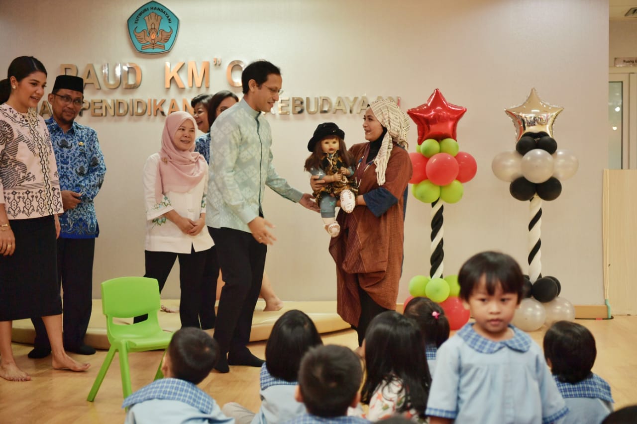 Mendikbud Nadiem Makarim didampingi istrinya meresmikan PAUD di lingkungan Kemendikbud. (Foto: Asmanu/ngopibareng.id)