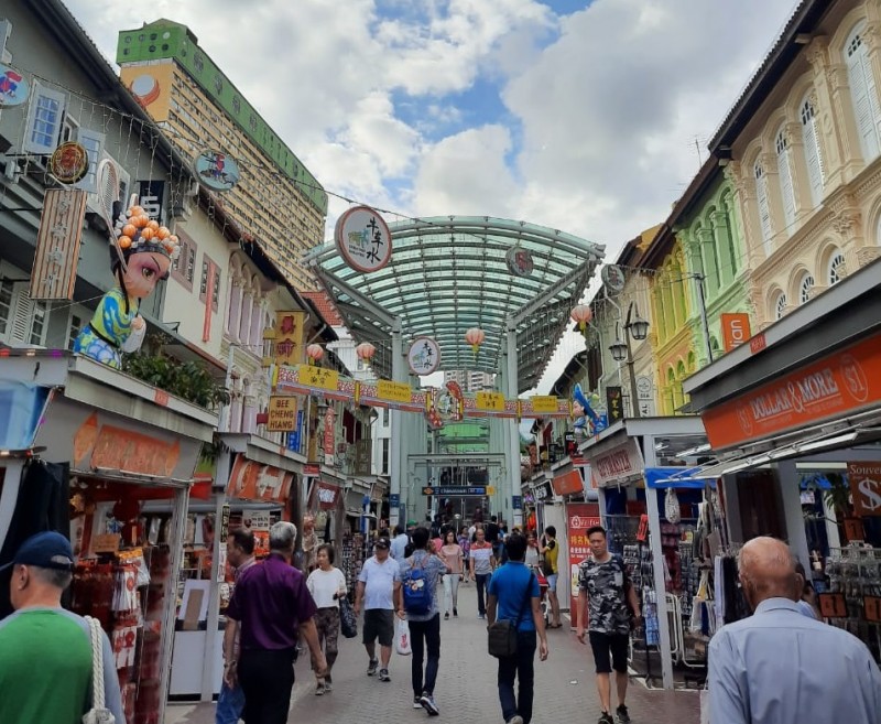 Suasana di depan pintu masuk Stasiun MRT Chinatown Singapura. Sebelumnya, jalan tersebut digunakan sebagai jalan umum. (Foto: Alief/ngopibareng.id)