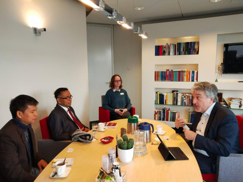 Kunjungan ke Meseum Volkenkunde di Leiden yang diikuti Kepala Balitbang dan Diklat Kemenag RI Abdurrahman Mas’ud dan bersama tim peneliti Balitbangdiklat bertemu dengan Dr. Francine Brinkgreve (Curator Insular Southeast Asia). (Foto: Kemenag)