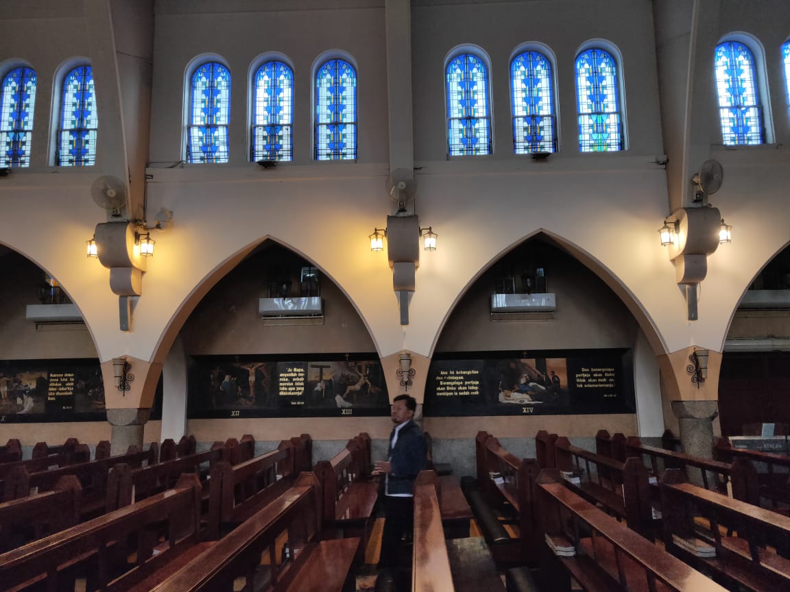 Suasana Gereja Katolik Hati Kudus Yesus di Jalan M Sugiyopranoto, Kawasan Kayutangan, Kota Malang (Theo/ngopibareng.id)