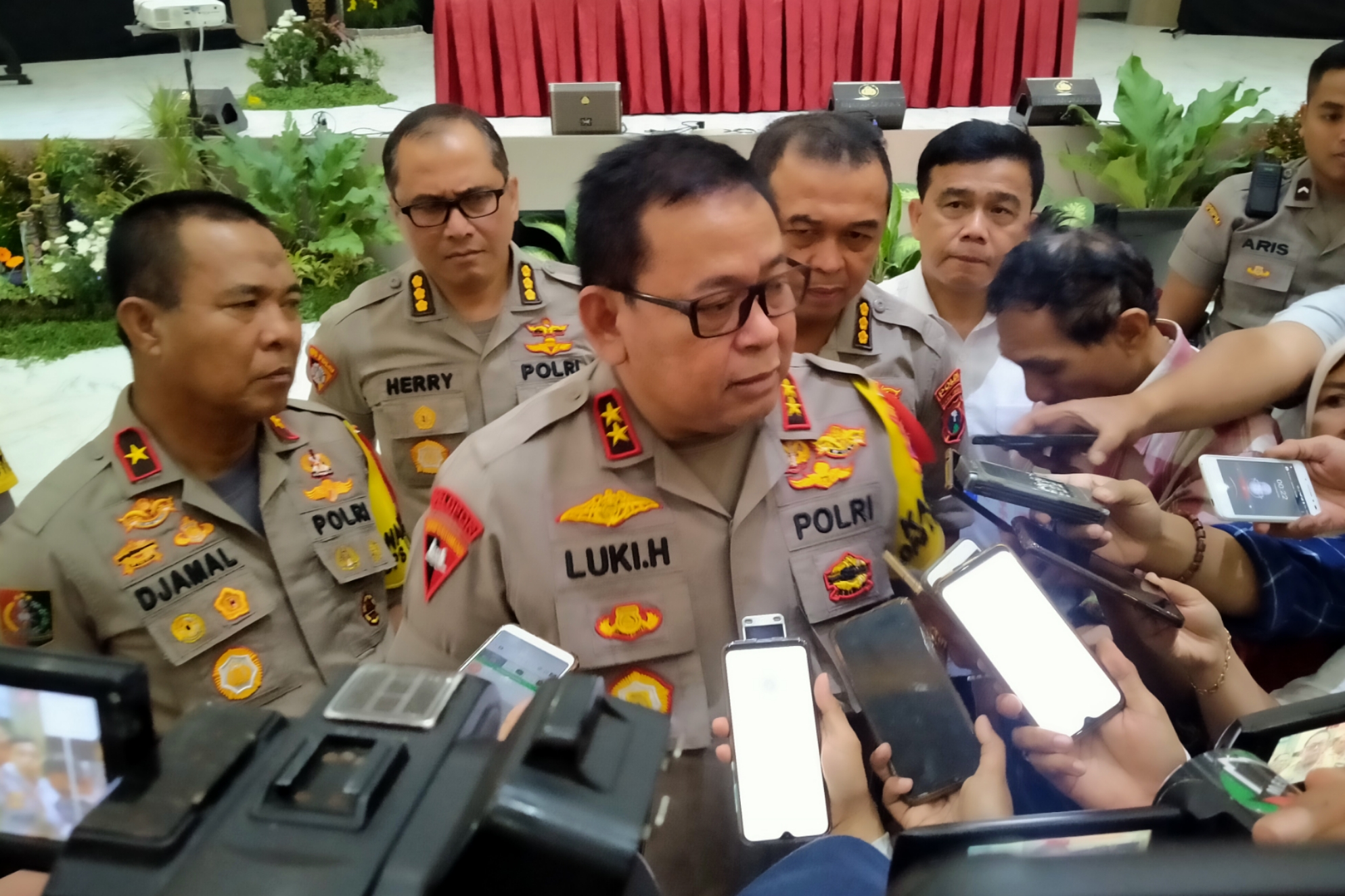 Kapolda Jatim, Irjen Pol Luki Hermawan saat memberikan keterangan pers soal hasil analisa dan evaluasi Kamtibmas selama tahun 2019. (Foto: Fariz/Ngopibareng.id)